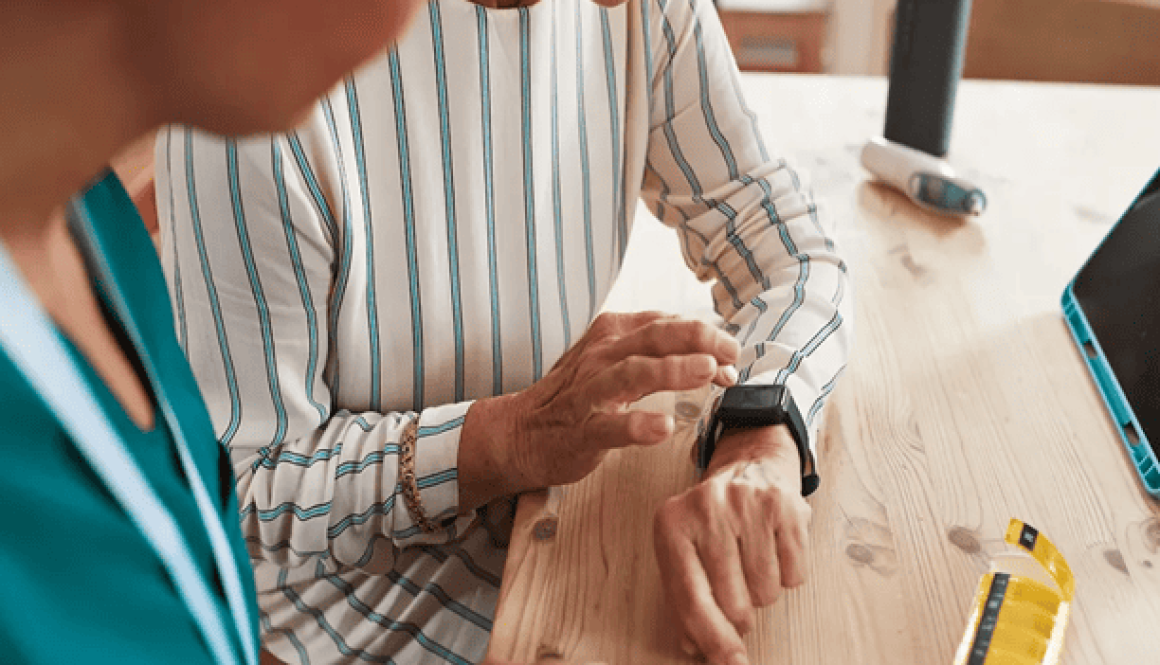 Worried about living alone? Compare medical alert devices for seniors vs. apps. Discover why physical SOS buttons offer better peace of mind.