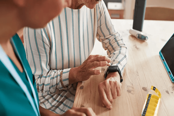 Worried about living alone? Compare medical alert devices for seniors vs. apps. Discover why physical SOS buttons offer better peace of mind.